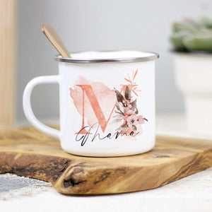 Emailletasse mit floralem Mama-Aufdruck