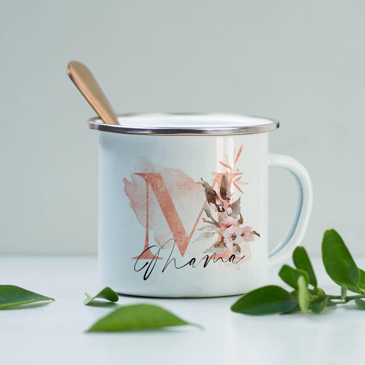 Emailletasse mit floralem Mama-Aufdruck