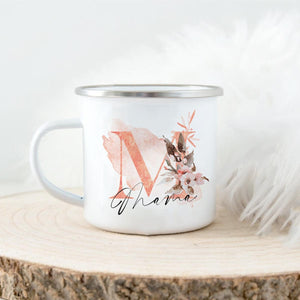 Emailletasse mit floralem Mama-Aufdruck