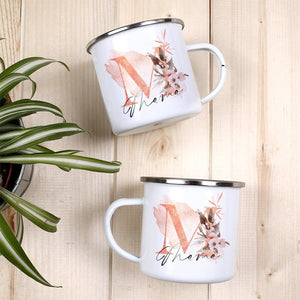 Emailletasse mit floralem Mama-Aufdruck