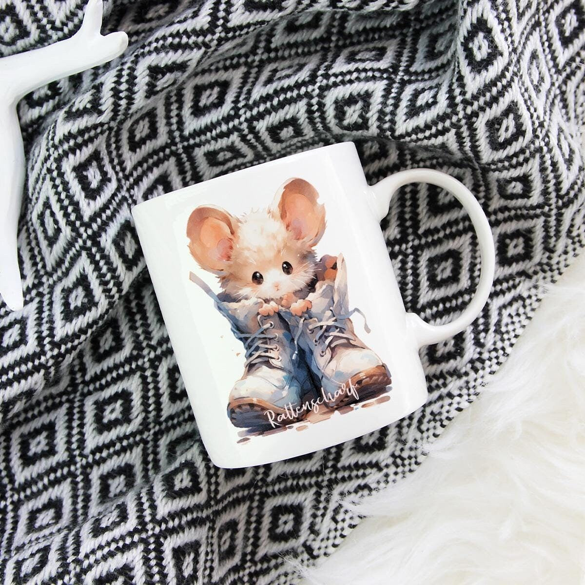 Tasse mit süßer Maus und dem Wort "Rattenscharf"