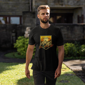 Shirt schwarz, der Berg ruft als aufdruck mit Bergen im Hintergrund