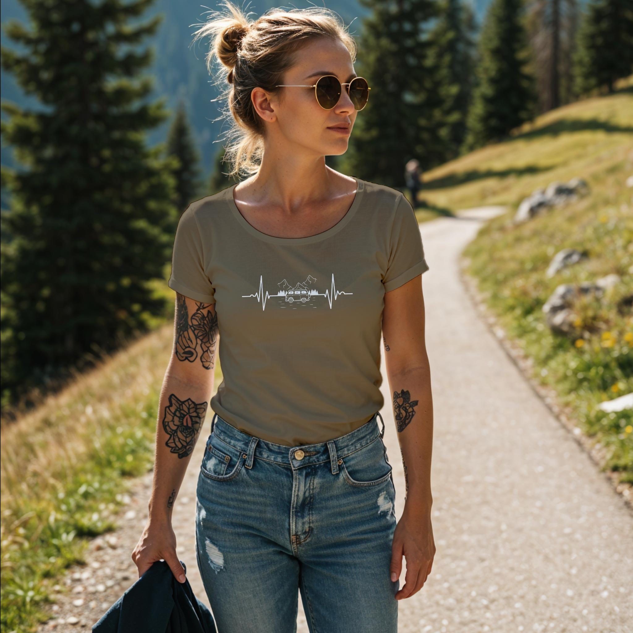 Damen Tshirt in khaki Camping Liebe mit Herzlinie und Camper.