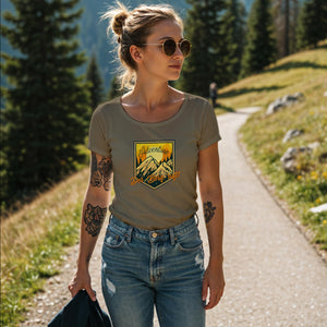Damen Tshirt in khaki der Berg ruft mit Schriftzug und Bergen im Hintergrund