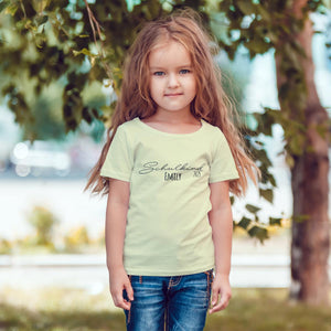 Tshirt mit Aufdruck Schulkind 202 5und Wunschname in softyellow