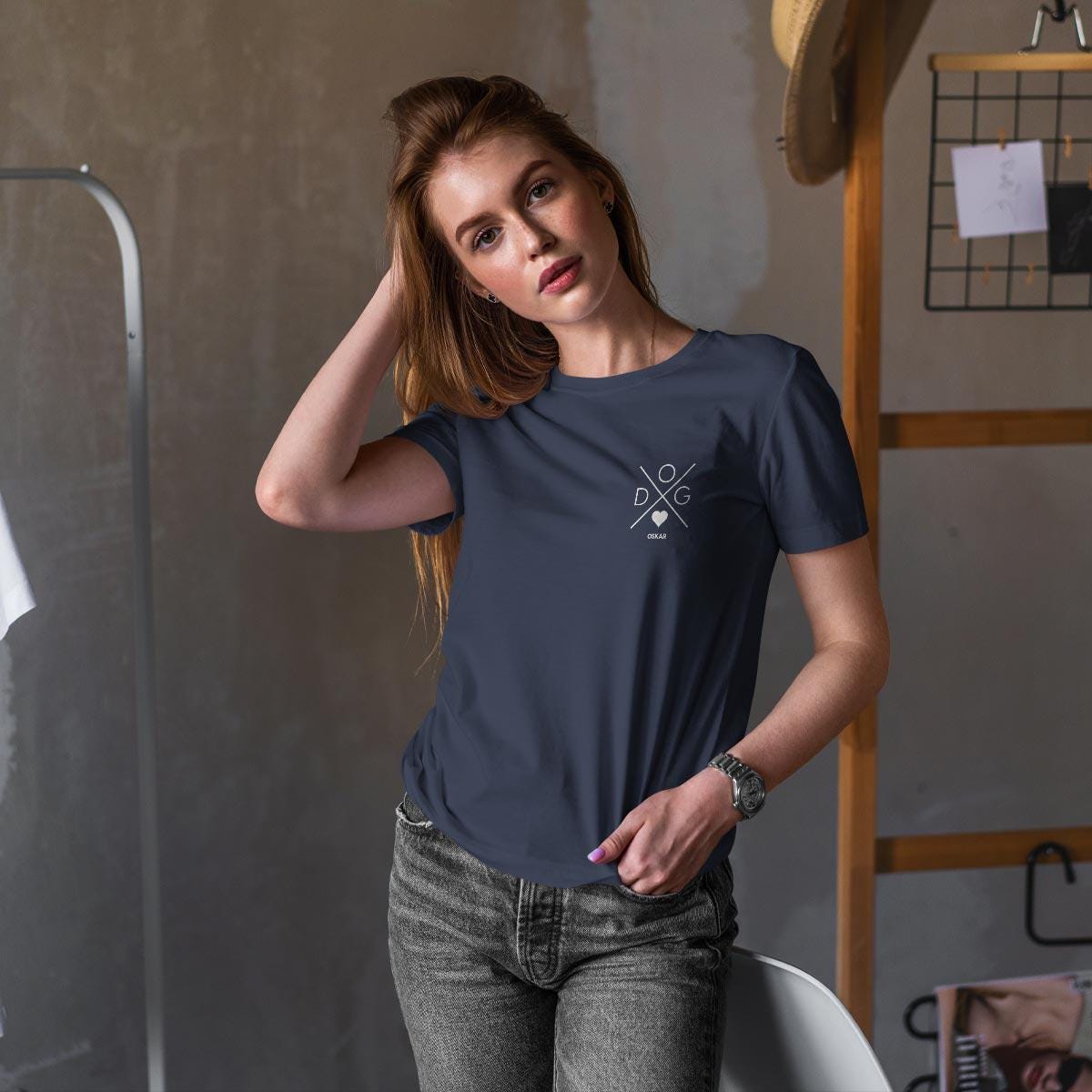 Navy Shirt mit Druck als Kreuz mit dem Wort Dog, personalisiert mit Name des Tieres