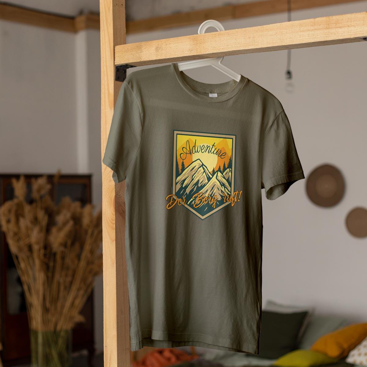 Der Berg ruft Shirt für wanderer, Outdoor, in khaki mit großem Druck vorn