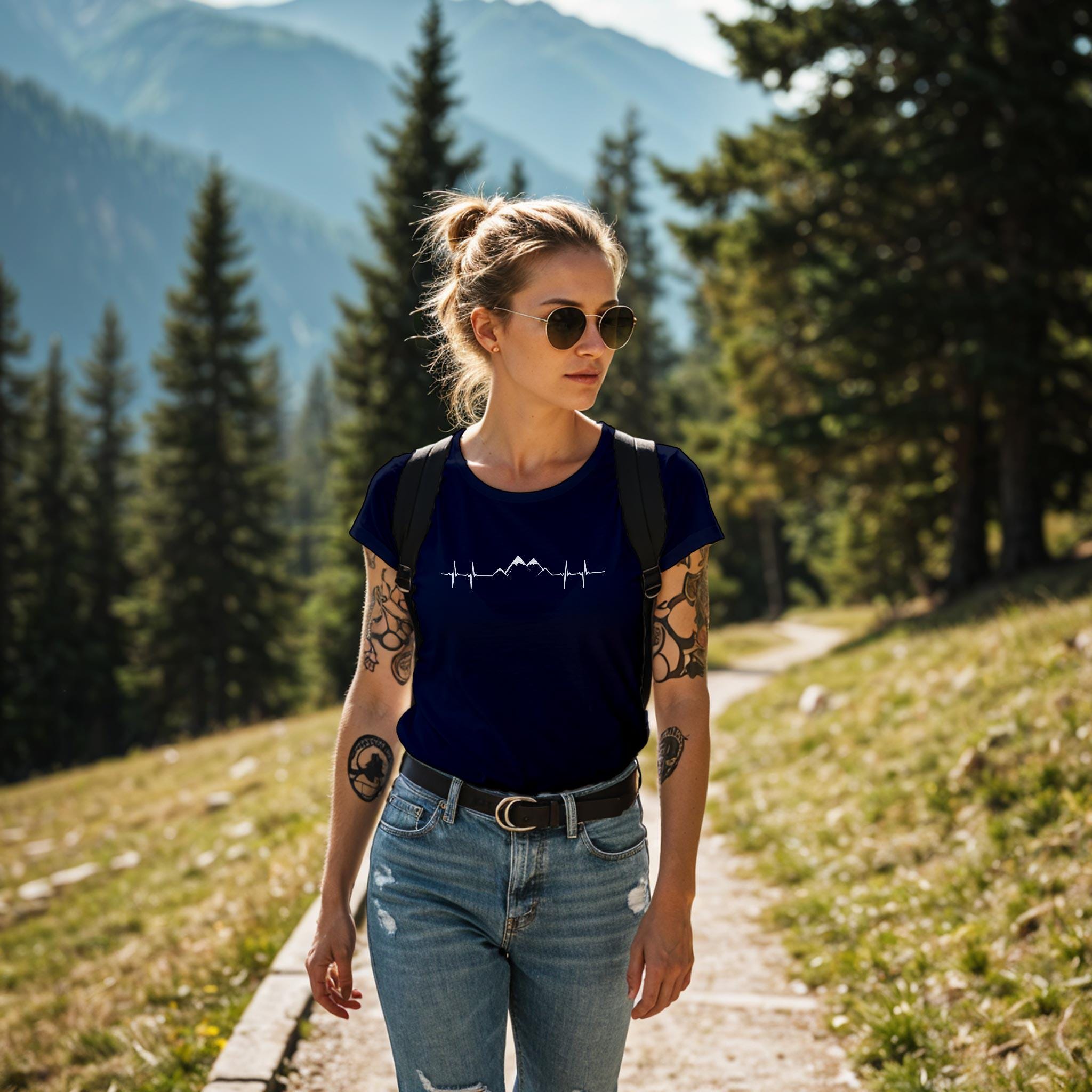 Damen Tshirt in navy Wanderliebe mit Herzlinie und Bergen.