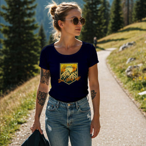 Damen Tshirt in khaki der Berg ruft mit Schriftzug und Bergen im Hintergrund.