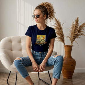 Damen Tshirt in navy der Berg ruft mit Schriftzug und Bergen im Hintergrund