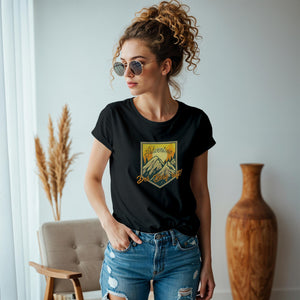 Damen Tshirt in schwarz der Berg ruft mit Schriftzug und Bergen im Hintergrund