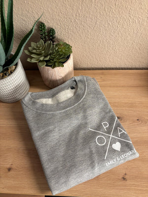 Opa Sweatshirt in grau mit Kreuz, personalisiert mit Namen oder Jahreszahl