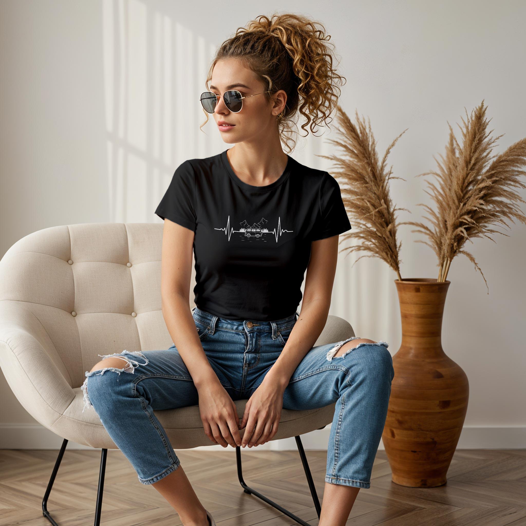 Damen Tshirt in schwarz Camping Liebe mit Herzlinie und Camper.