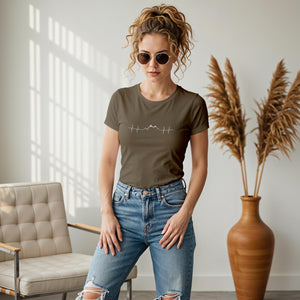 Damen Tshirt in khaki Wanderliebe mit Herzlinie und Bergen.