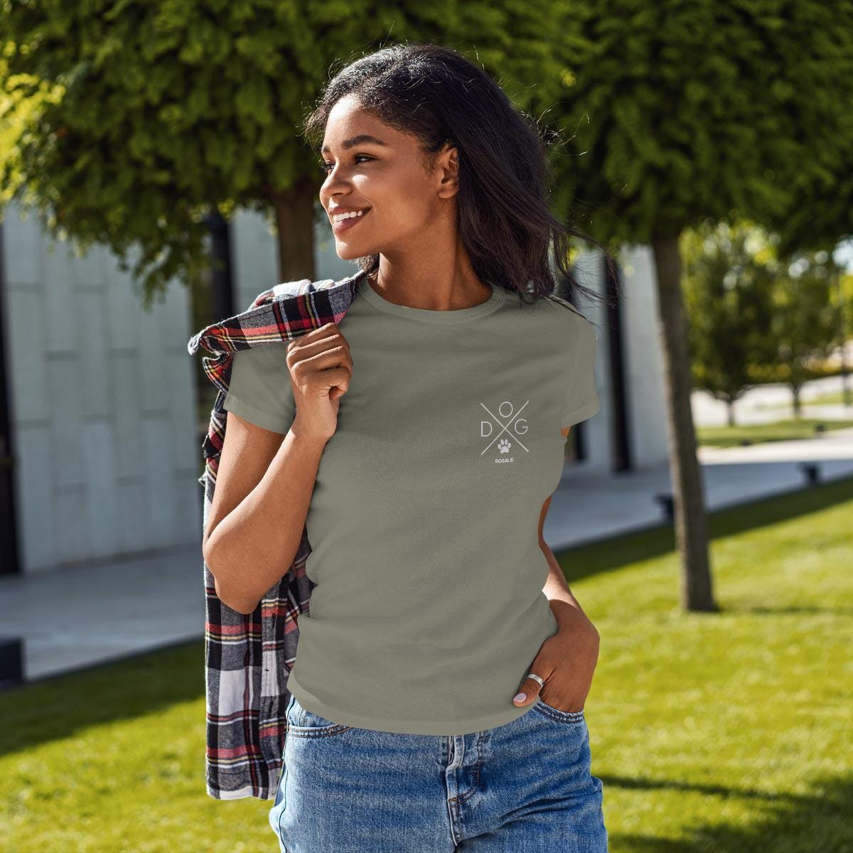 Khaki Shirt mit Druck als Kreuz mit dem Wort Dog, personalisiert mit Name des Tieres