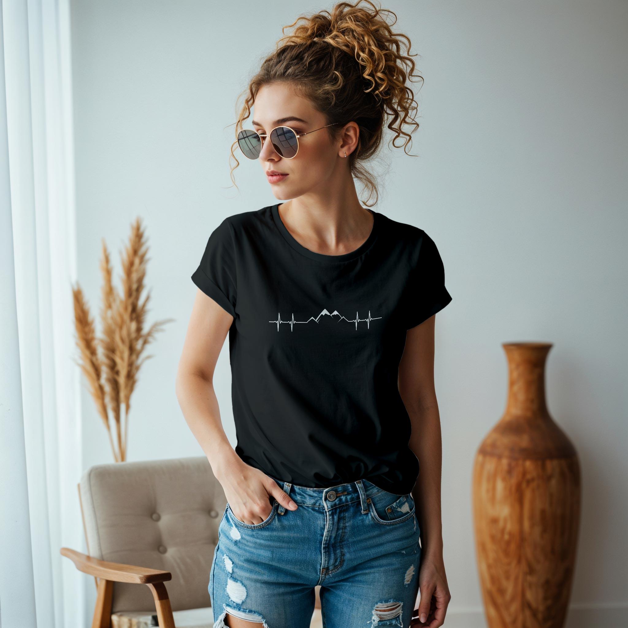 Damen Tshirt in schwarz Wanderliebe mit Herzlinie und Bergen.
