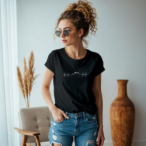 Damen Tshirt in schwarz Wanderliebe mit Herzlinie und Bergen.