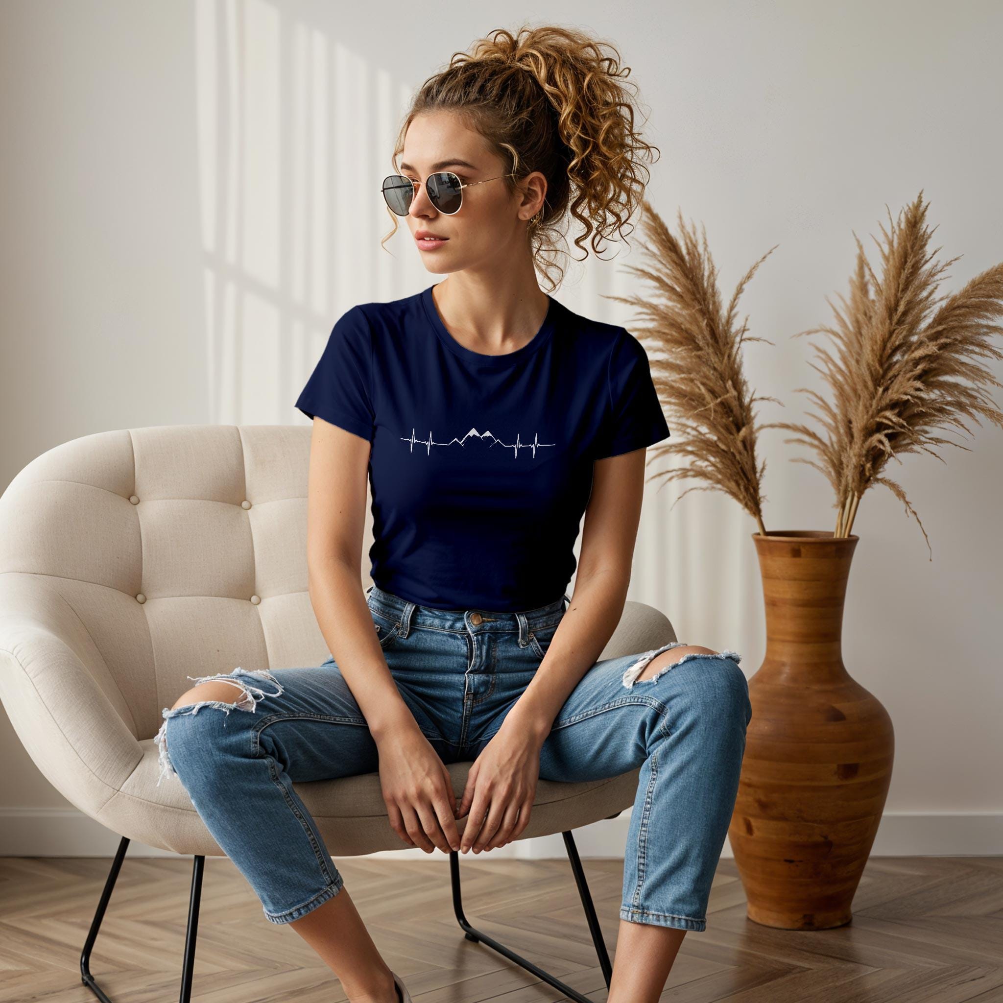 Damen Tshirt in navy Wanderliebe mit Herzlinie und Bergen.