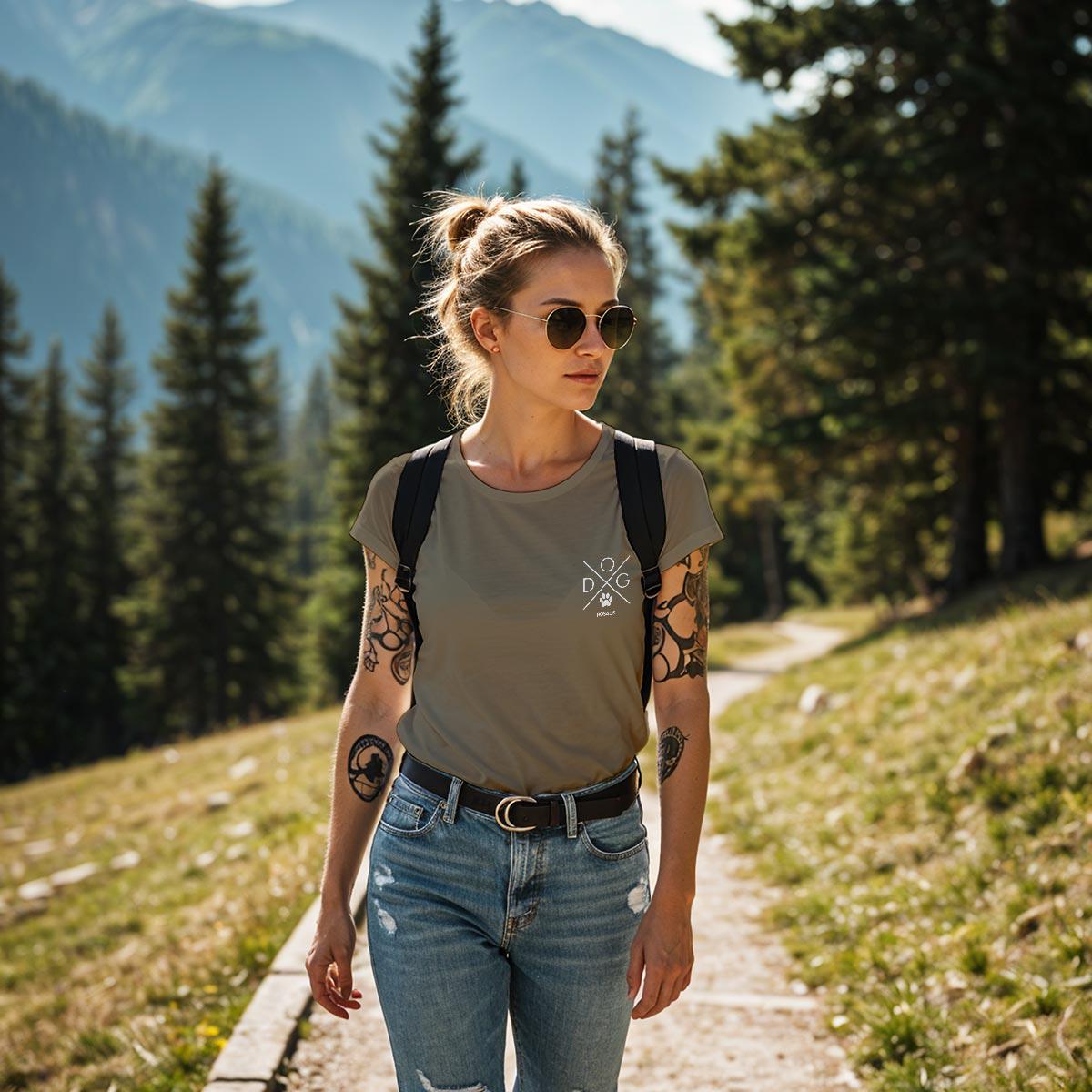 Khaki Shirt mit Druck als Kreuz mit dem Wort Dog, personalisiert mit Name des Tieres