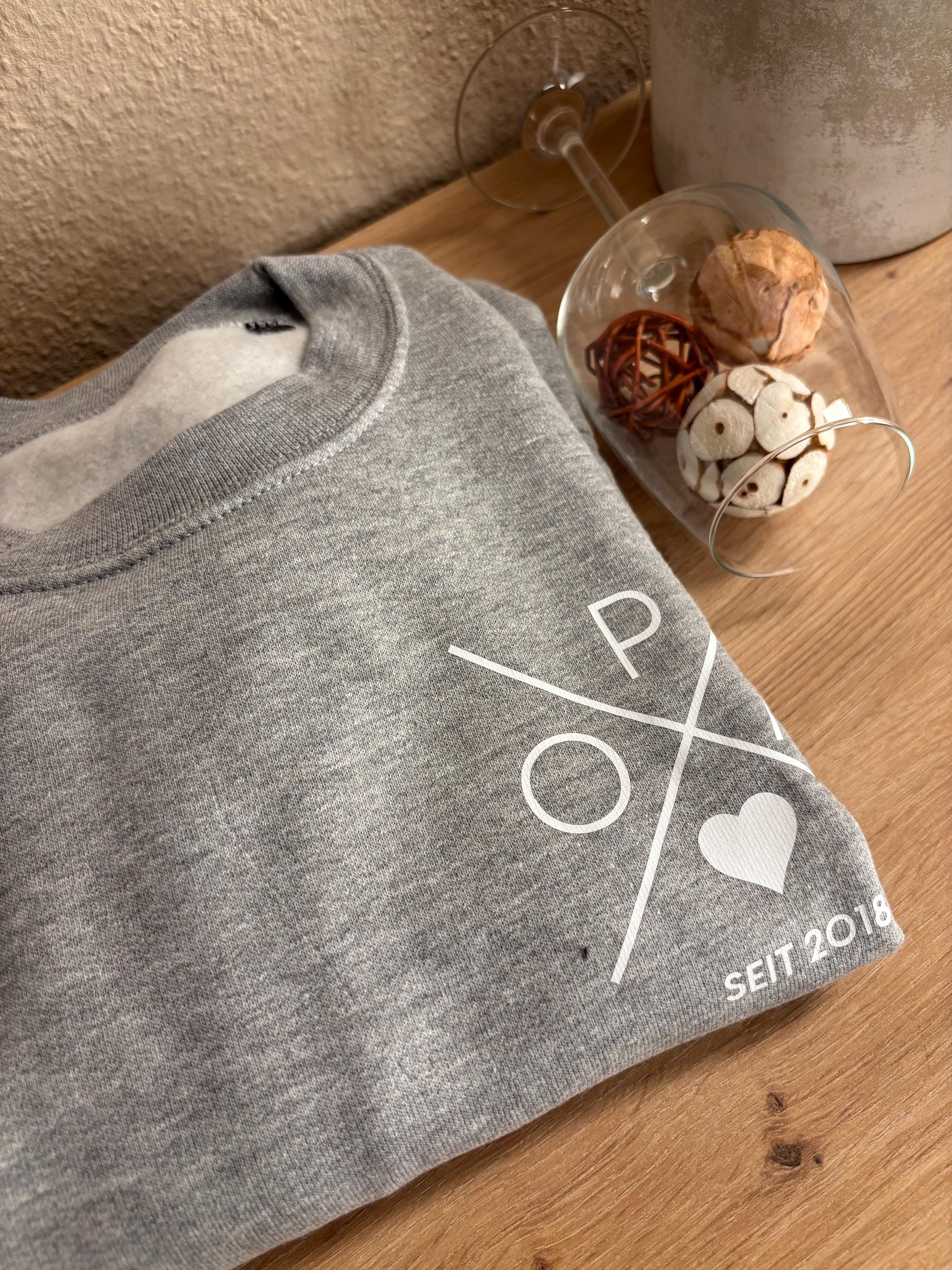 Opa Sweatshirt in grau mit Kreuz, personalisiert mit Namen oder Jahreszahl