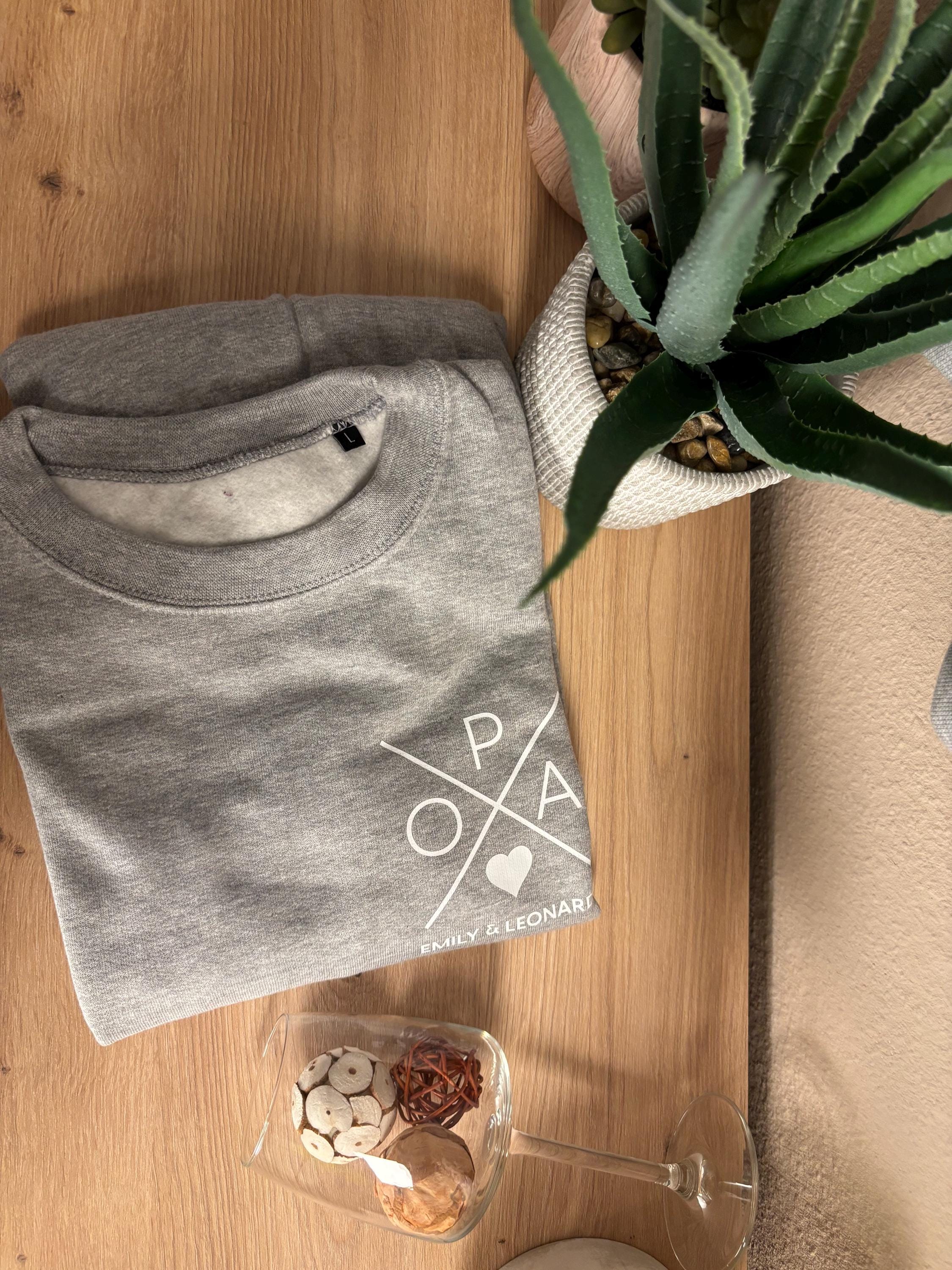 Opa Sweatshirt in grau mit Kreuz, personalisiert mit Namen oder Jahreszahl
