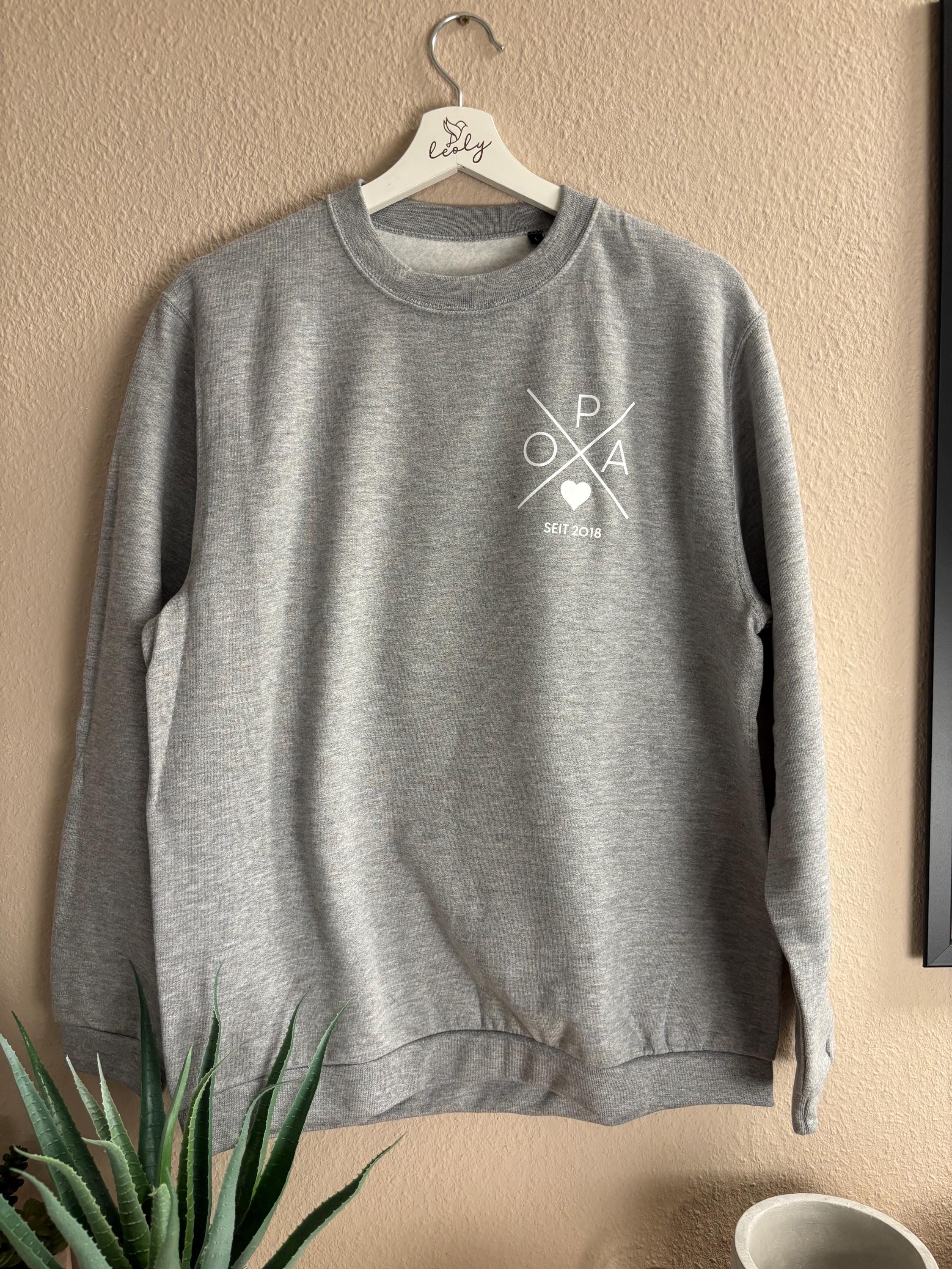 Opa Sweatshirt in grau mit Kreuz, personalisiert mit Namen oder Jahreszahl