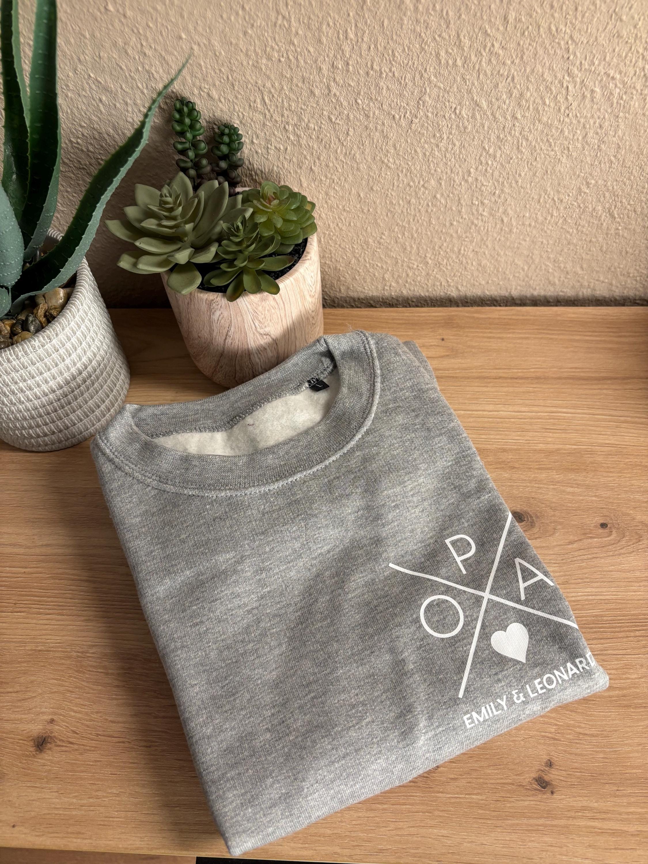 Opa Sweatshirt in grau mit Kreuz, personalisiert mit Namen oder Jahreszahl