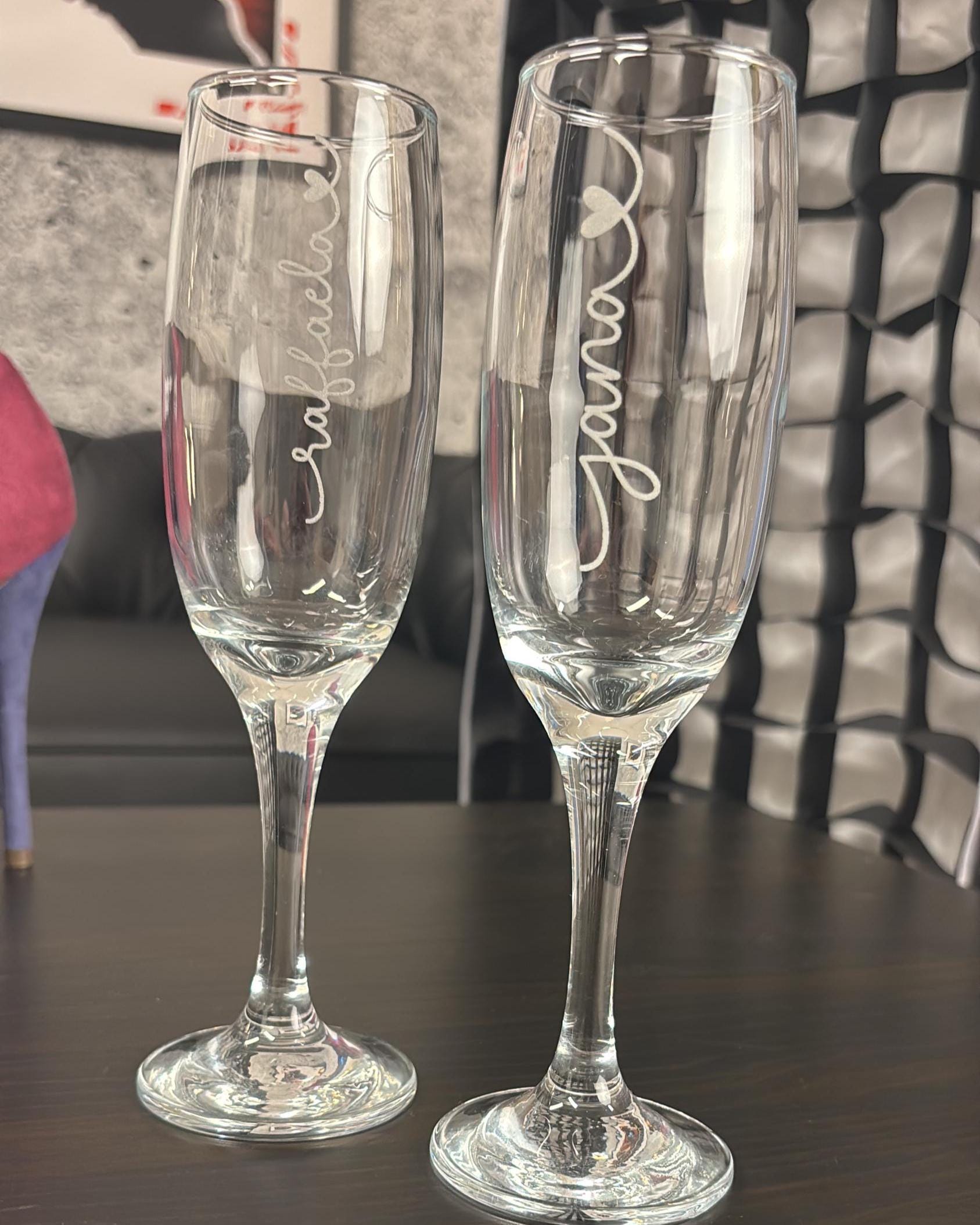 Personalisiertes Sektglas mit Gravur, Wunschname oder Text, spülmaschinenfest, Gastgeschenk Hochzeit, Tischkarte, JGA Geschenk, Valentinstag