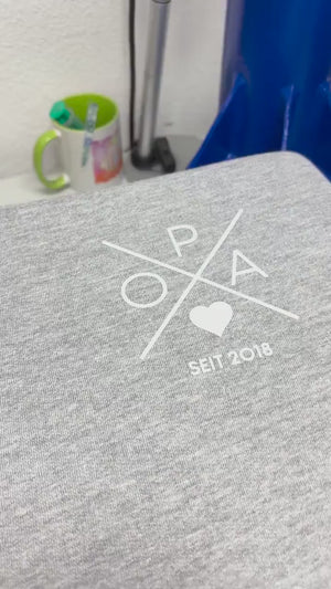 Opa Sweatshirt in grau mit Kreuz, personalisiert mit Namen oder Jahreszahl