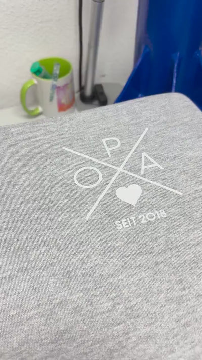 Opa Sweatshirt in grau mit Kreuz, personalisiert mit Namen oder Jahreszahl